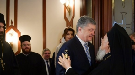 Возле Порошенко во время получения томоса без сознания рухнул священник Возле Порошенко во время получения томоса без сознания рухнул священник