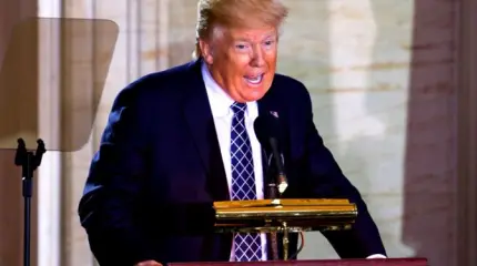 Трамп упорно лезет под обух Кремля Трамп упорно лезет под обух Кремля