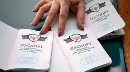 Украинцы кинулись получать паспорта "официально проклинаемых" ЛДНР Украинцы кинулись получать паспорта "официально проклинаемых" ЛДНР
