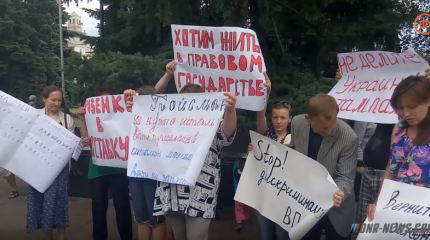 Переселенцы в Киеве дарят чиновникам очки, чтобы те лучше видели их проблем Переселенцы в Киеве дарят чиновникам очки, чтобы те лучше видели их проблем