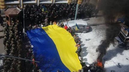 «Автомайдан» выкуривает Порошенко из администрации «Автомайдан» выкуривает Порошенко из администрации
