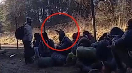 Польские военные начали стрелять поверх голов беженцев Польские военные начали стрелять поверх голов беженцев