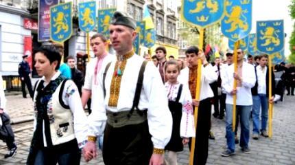 В Галичине русофобы начинают ритуальные танцы с бубнами В Галичине русофобы начинают ритуальные танцы с бубнами