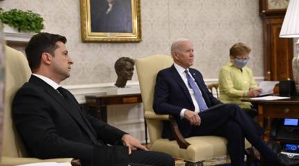 «Отсутствие доверия»: Зеленский пытается «проникнуть» на переговоры Путина и Байдена