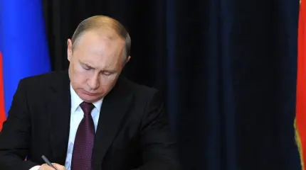 Путин не принимает, а только визирует готовые решения Путин не принимает, а только визирует готовые решения
