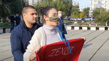 Подняла юбку и свистела: Femen встретила Зеленского сюрпризом на выборах Подняла юбку и свистела: Femen встретила Зеленского сюрпризом на выборах