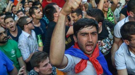 Армянский Майдан набирает обороты: лидер протестов задумал радикальный шаг Армянский Майдан набирает обороты: лидер протестов задумал радикальный шаг