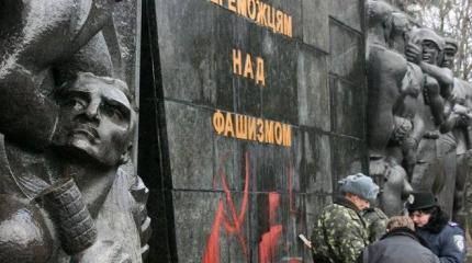 Львовские националисты спешат снести монумент Славы, опасаясь смены власти Львовские националисты спешат снести монумент Славы, опасаясь смены власти