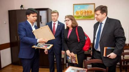 Консула США ткнули носом в фотографии убитых мирных жителей Консула США ткнули носом в фотографии убитых мирных жителей