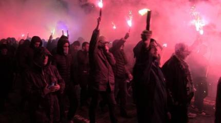 Приехавшие в Прагу украинцы встретили Новый год бандеровскими лозунгами Приехавшие в Прагу украинцы встретили Новый год бандеровскими лозунгами