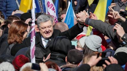 Сторонники Порошенко устроили на Майдане шабаш и избили журналиста Сторонники Порошенко устроили на Майдане шабаш и избили журналиста
