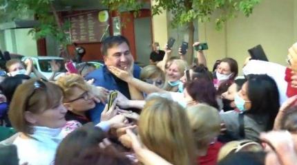 Саакашвили избили в Греции. Почему ему это выгодно Саакашвили избили в Греции. Почему ему это выгодно
