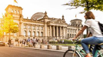 ФРГ: внутриполитическая обстановка за год до выборов в Бундестаг