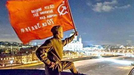 Полиция Германии заставила «Ночных волков» убрать знамя Победы Полиция Германии заставила «Ночных волков» убрать знамя Победы