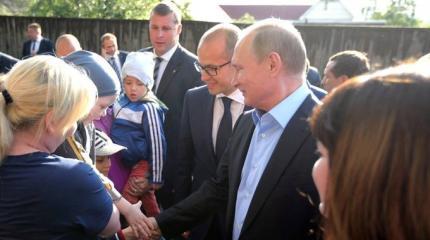 Россияне встретили Путина аплодисментами и возгласами восторга Россияне встретили Путина аплодисментами и возгласами восторга