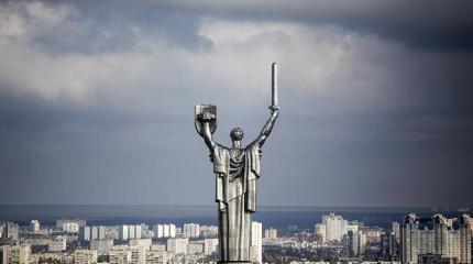 «Родину-Мать» в Киеве декоммунизируют по-европейски «Родину-Мать» в Киеве декоммунизируют по-европейски