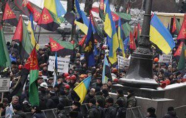 Демонстрация в Киеве: шахтёры на Крещатике требуют вернуть Януковича Демонстрация в Киеве: шахтёры на Крещатике требуют вернуть Януковича