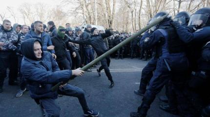 Дрессированный бунт: как люди Авакова дрались с людьми Авакова Дрессированный бунт: как люди Авакова дрались с людьми Авакова