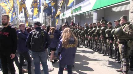 Радикалы "Азова" блокировали "Сбербанк" в центре Киева Радикалы "Азова" блокировали "Сбербанк" в центре Киева