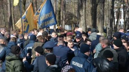 «Не ступайте на эту землю»: украинские радикалы избили киевскую делегацию «Не ступайте на эту землю»: украинские радикалы избили киевскую делегацию