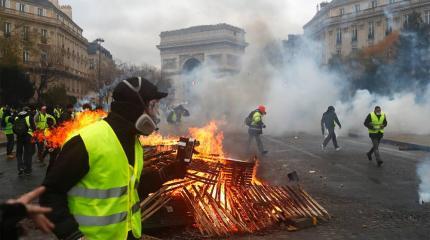 Акция «желтых жилетов» в Париже переросла в беспорядки