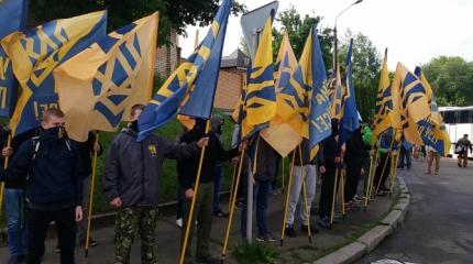 Нацисты «Азова» начинают марш в Киеве, в толпе призывают к погромам Нацисты «Азова» начинают марш в Киеве, в толпе призывают к погромам