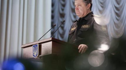 Перед СМИ на двух стульях: Порошенко то бряцает оружием, то изображает жертву Перед СМИ на двух стульях: Порошенко то бряцает оружием, то изображает жертву