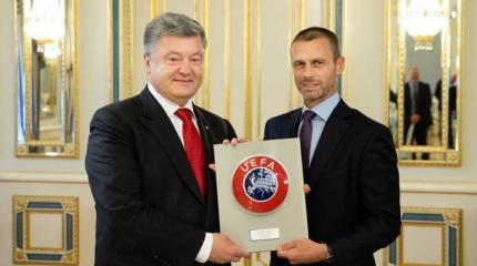 Порошенко предложил президенту УЕФА посетить Донбасс Порошенко предложил президенту УЕФА посетить Донбасс