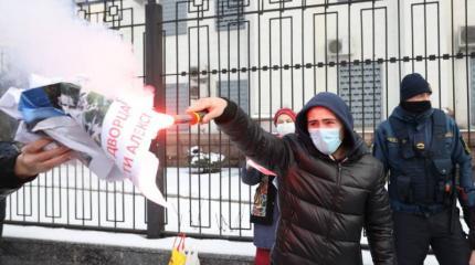 Украинские радикалы разогнали акцию в поддержку Навального в Киеве