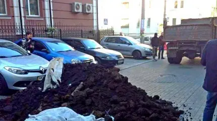 Украинские батальоны выгрузили навоз у здания телеканала Коломойского Украинские батальоны выгрузили навоз у здания телеканала Коломойского