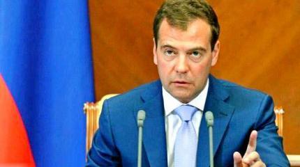 Медведев: Россия отреагирует «без ограничений» на решение отключить её от системы SWIFT