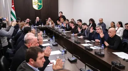 Абхазский консенсус: большинство — за Россию, но против олигархов Абхазский консенсус: большинство — за Россию, но против олигархов