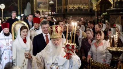 Пасха-2016: «скорбные» лица четы Порошенко «засветились» в храмах Киева Пасха-2016: «скорбные» лица четы Порошенко «засветились» в храмах Киева