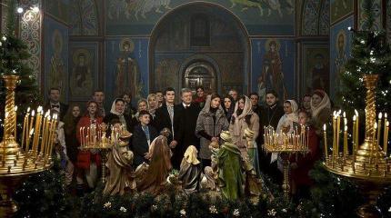Украинцы о рождественских фото и видео с Порошенко: «Позор!» Украинцы о рождественских фото и видео с Порошенко: «Позор!»