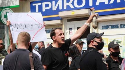 Украинские нацисты забросали собственными экскрементами иконы Украинские нацисты забросали собственными экскрементами иконы