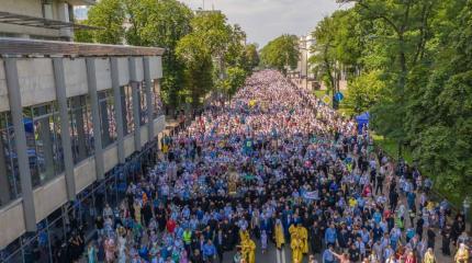 Крестный ход в Киеве: Почему наша Церковь заигрывает с украинскими наци? Крестный ход в Киеве: Почему наша Церковь заигрывает с украинскими наци?