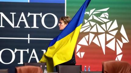 Гроб НАТО накроют украинским флагом