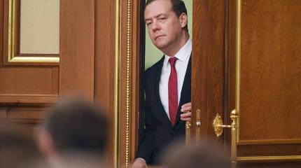 Путин предотвратил госпереворот, отправив Медведева в отставку Путин предотвратил госпереворот, отправив Медведева в отставку
