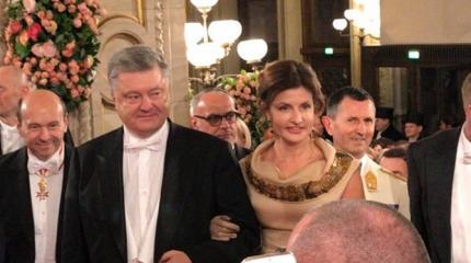 Активистка Femen устроила акцию, требуя от Порошенко покинуть Венский бал Активистка Femen устроила акцию, требуя от Порошенко покинуть Венский бал