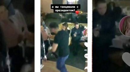 Зеленский оттянулся в ночном клубе: видео танцев президента Украины Зеленский оттянулся в ночном клубе: видео танцев президента Украины