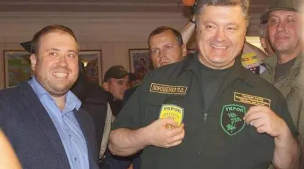 Порошенко прибыл в Мариуполь с «укропом» на груди Порошенко прибыл в Мариуполь с «укропом» на груди