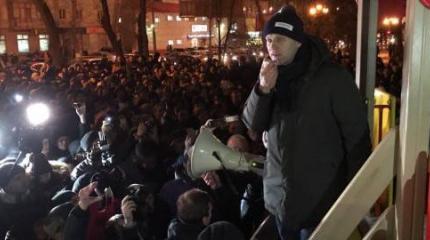 Алексей Навальный выгулял «электорат» на детской площадке в Саратове Алексей Навальный выгулял «электорат» на детской площадке в Саратове