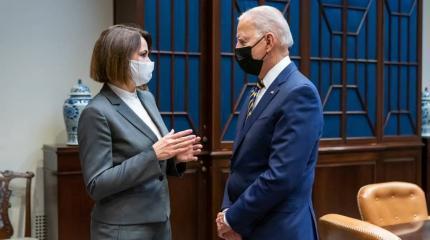 Байден накормил Тихановскую печеньками Байден накормил Тихановскую печеньками