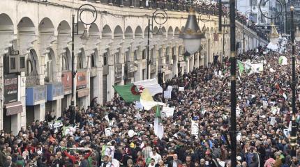 «Мы продолжаем борьбу»: алжирцы требуют отстранить военных от власти «Мы продолжаем борьбу»: алжирцы требуют отстранить военных от власти