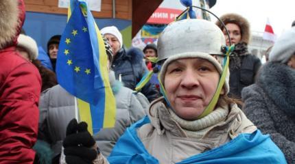 Украина це Европа: киевляне отбирают еду у бомжей Украина це Европа: киевляне отбирают еду у бомжей