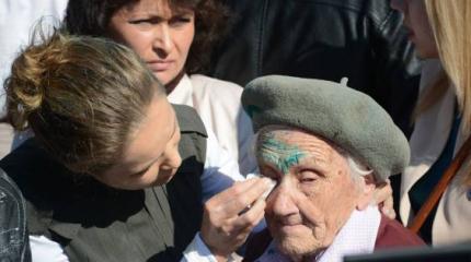 В Славянске облили зеленкой 91-летнюю героиню Великой Отечественной войны В Славянске облили зеленкой 91-летнюю героиню Великой Отечественной войны