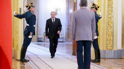 Преемник №3 теснит преемника №1: Медведев отступает, но пока не сдается Преемник №3 теснит преемника №1: Медведев отступает, но пока не сдается