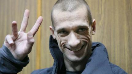 Каспаров вручил премию Петру Павленскому - поджигателю здания ФСБ Каспаров вручил премию Петру Павленскому - поджигателю здания ФСБ