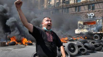Украинский патриотизм: голый, босый, зато в веночке Украинский патриотизм: голый, босый, зато в веночке