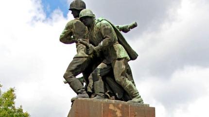 Польша приняла закон о сносе всех памятников Красной армии